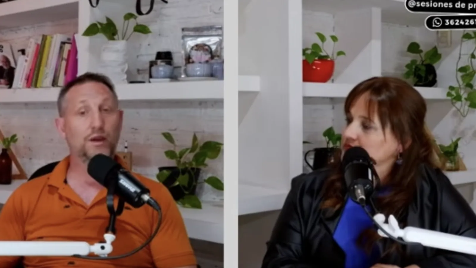 El empresario Tomás Bradford, con chomba naranja, habla frente a un micrófono junto a la conductora Sonia Rodríguez en el estudio de Sesiones de Proyectos, con estantes blancos y plantas de fondo.